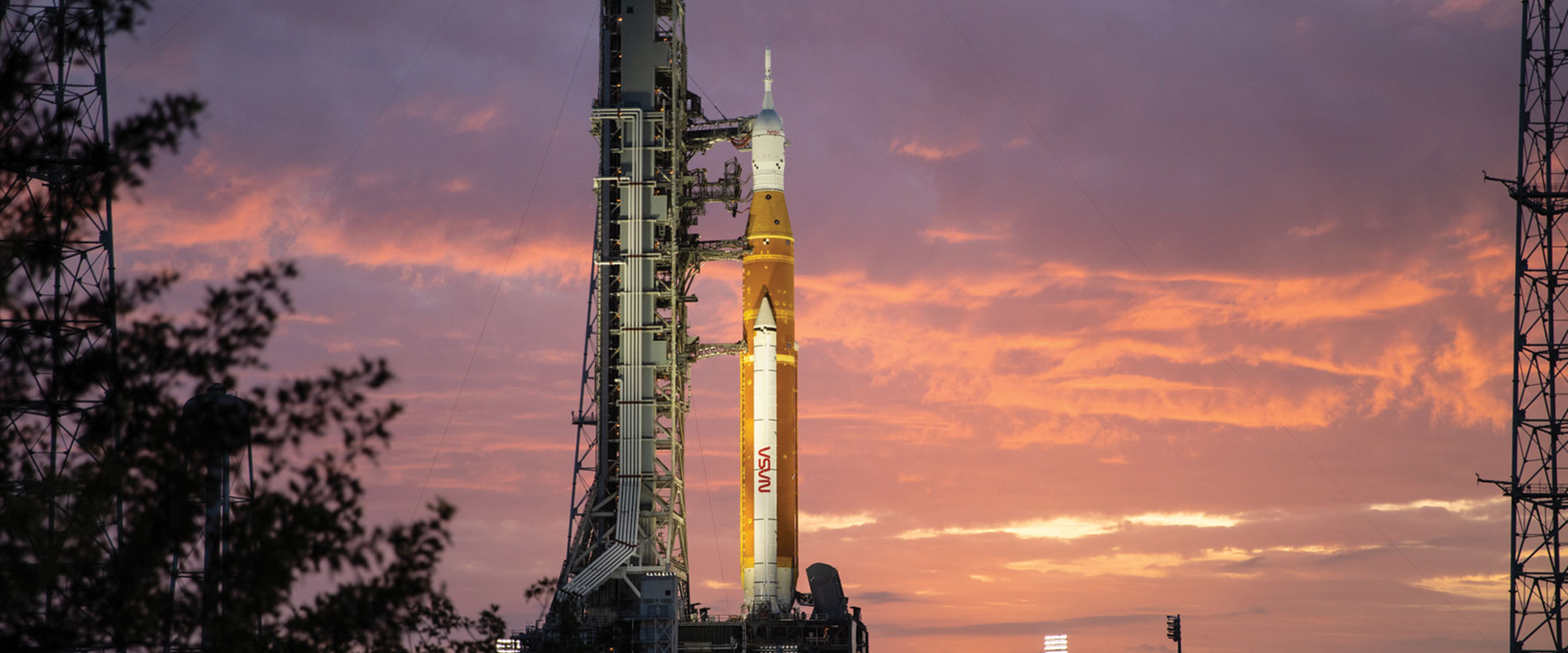 artemis-i-on-launch-pad-hero-003 rocket on launch pad